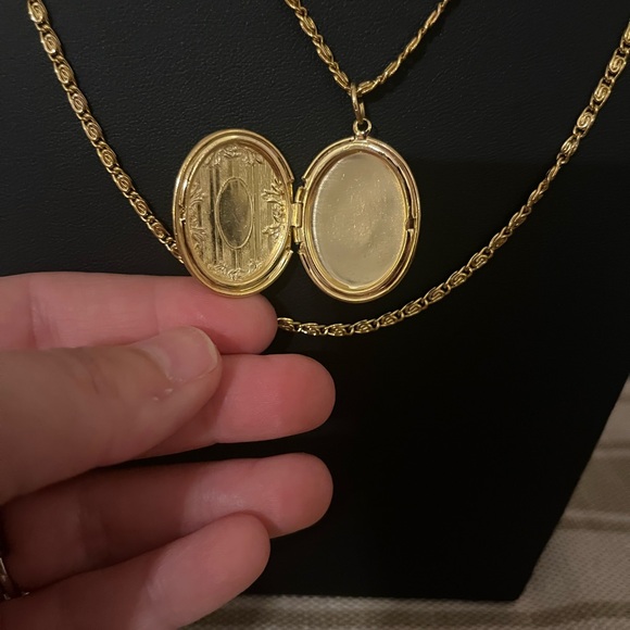 Vintage Goldette 3 chain gold tone cameo locket necklace - Picture 4 of 11